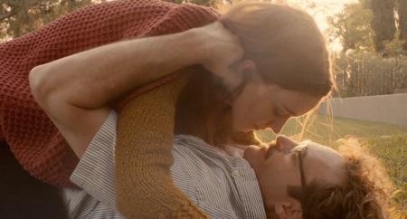 Joaquin Phoenix transmite belamente a transição emocional entre uma separação e um novo amor. 